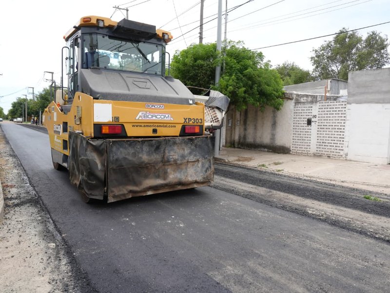 Accastello supervisó obras en la escuela Rosario Vera Peñaloza y la nueva pavimentación de calle Uruguay, que mejora el entorno escolar