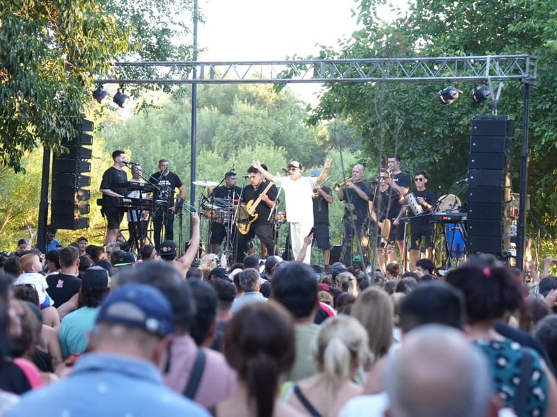 La Pepa Brizuela adelantó el clima del festival con un recital en la Playa Universal de barrio Santa Ana