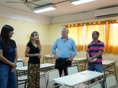 Accastello supervisó obras en la escuela Rosario Vera Peñaloza y la nueva pavimentación de calle Uruguay, que mejora el entorno escolar