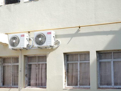 La municipalidad trabaja en la colocación de 34 aires acondicionados en la Escuela del Trabajo