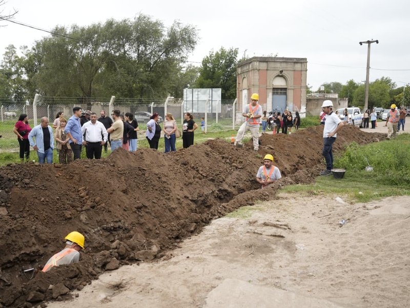 Comenzó la obra para llevar agua potable al loteo Santa Clara de barrio Las Acacias