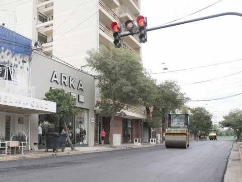 La municipalidad ya repavimentó más de 20 cuadras en el microcentro para mejorar la transitabilidad e impulsar la actividad comercial del sector