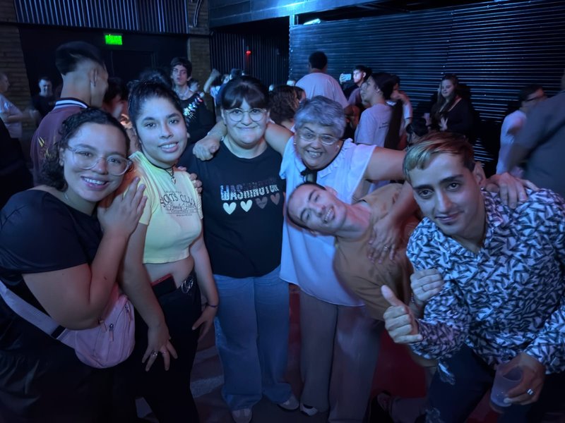 Decena de jóvenes participaron de una noche de boliche inclusiva en Lola Cruz