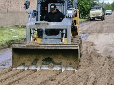 El municipio realiza tareas de reacondicionamiento de calles de tierra, bacheo y limpieza de espacios verdes en distintos sectores