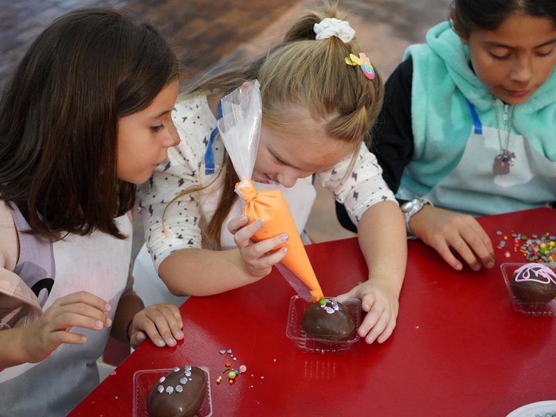 Semana Santa en Familia: se realizó un taller de decoración de huevos de Pascua en el Centro Cultural Comunitario