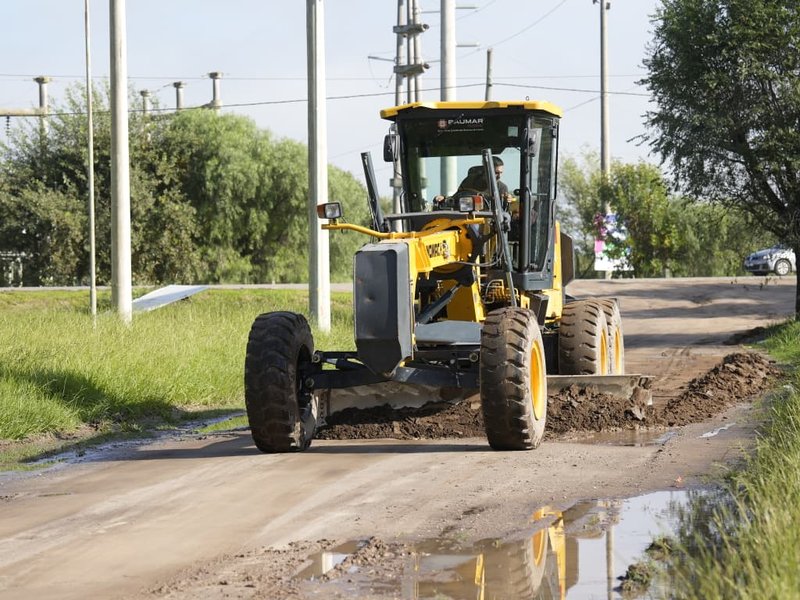 Avanzan las tareas de reacondicionamiento de calles de tierra y bacheo