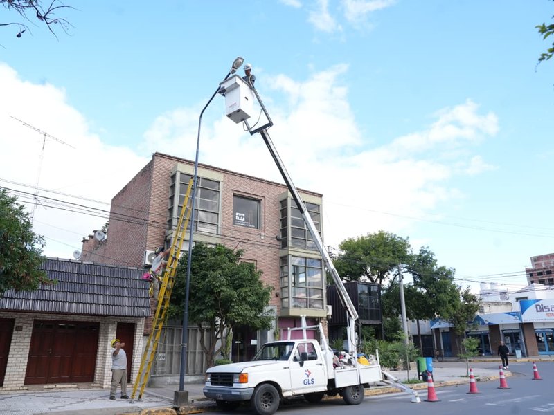 El municipio avanza con el recambio de luminarias a tecnología led en el sector céntrico