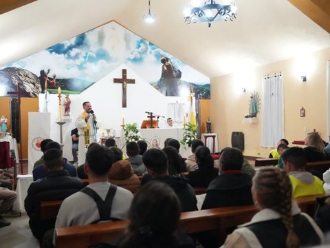 Se realizó una misa en homenaje al primer aniversario del fallecimiento del Papa Francisco en barrio Las Playas