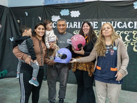 Se entregaron más de 90 cascos infantiles a familias que asisten a los Centros de Promoción Familiar