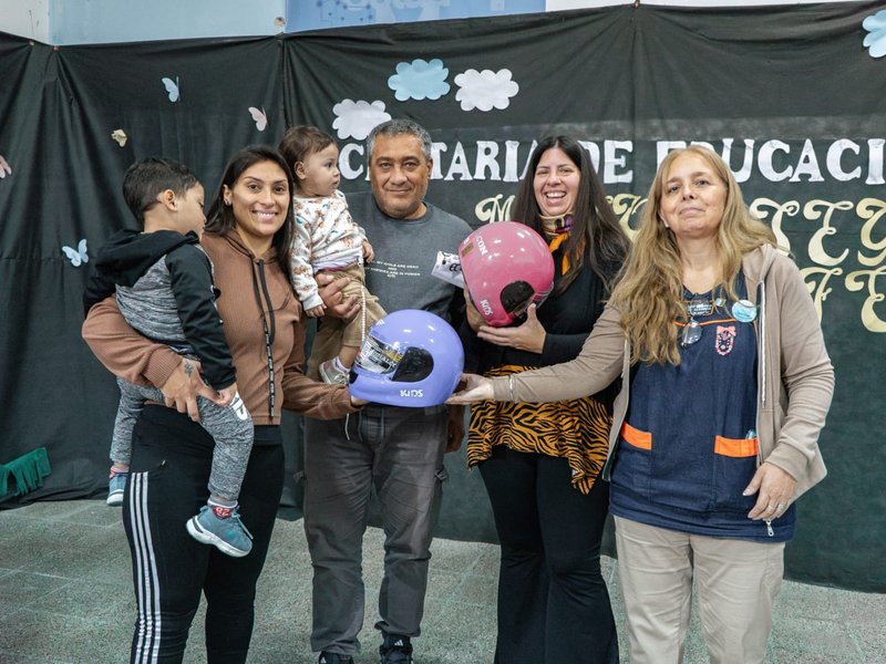 Se entregaron más de 90 cascos infantiles a familias que asisten a los Centros de Promoción Familiar