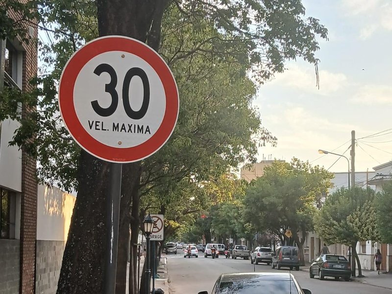 El municipio refuerza la señalización vial y recuerda las velocidades máximas permitidas