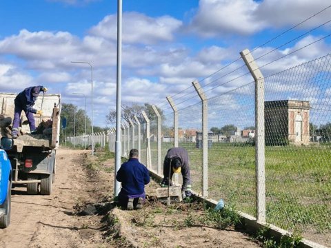 El municipio colocó luces led en el perímetro del nuevo predio deportivo de barrio Las Acacias