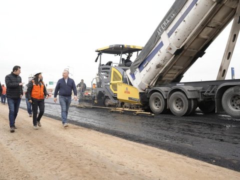 Ingreso por Ruta 158: el intendente Eduardo Accastello supervisó el inicio de la pavimentación en la obra de duplicación de calzada