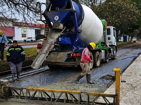 Avanza la pavimentación de la nueva colectora sobre Avenida Perón