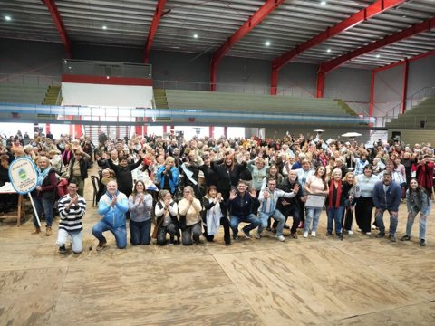 Más de 1.000 adultos mayores celebraron el día de la bandera con un Choco Bingo Patrio en el Salón de los Deportes