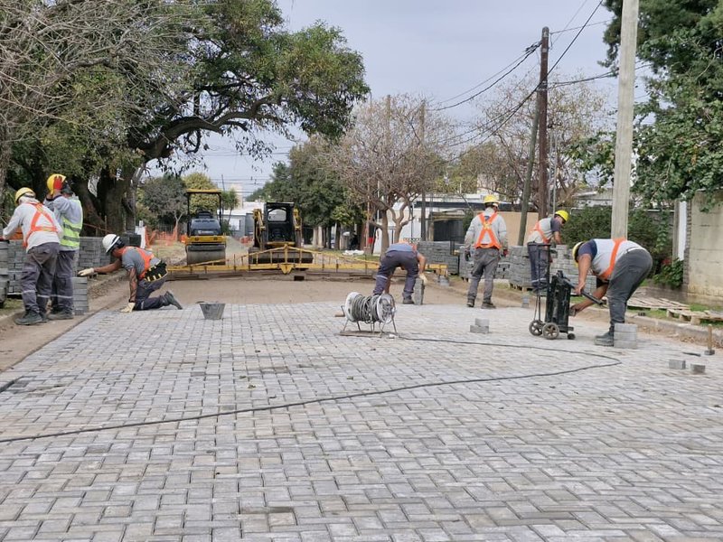 La municipalidad adoquina la calle de acceso a la escuela Justo José de Urquiza