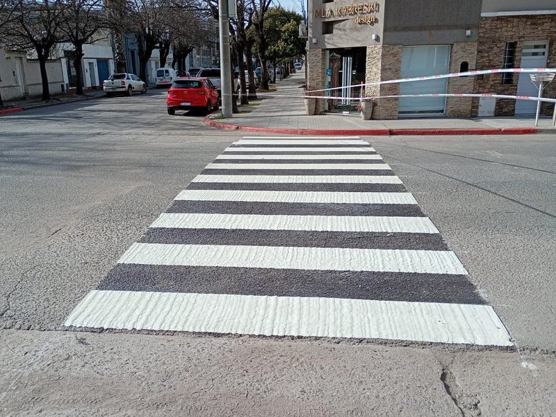 El municipio avanza con la demarcación de sendas peatonales con pintura termoplástica en el centro
