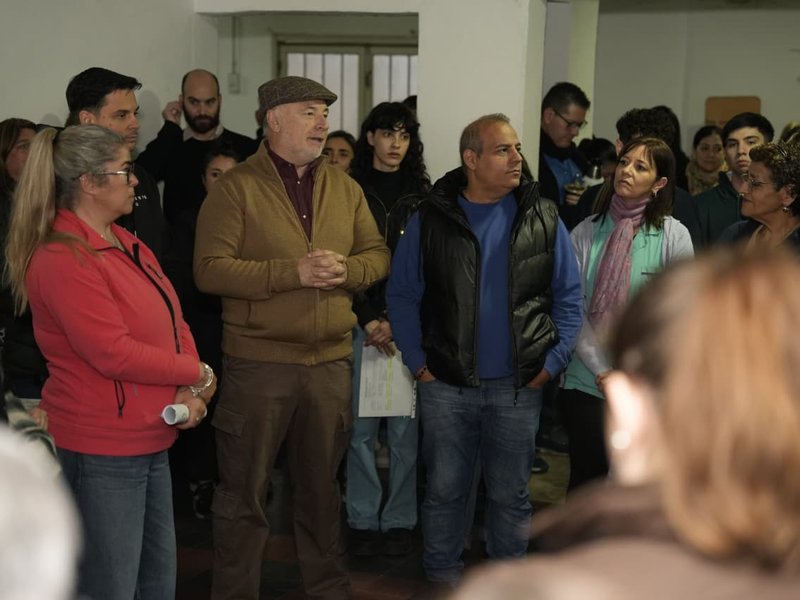 El intendente Accastello y miembros del ejecutivo visitaron a vecinos e instituciones del barrio Carlos Pellegrini