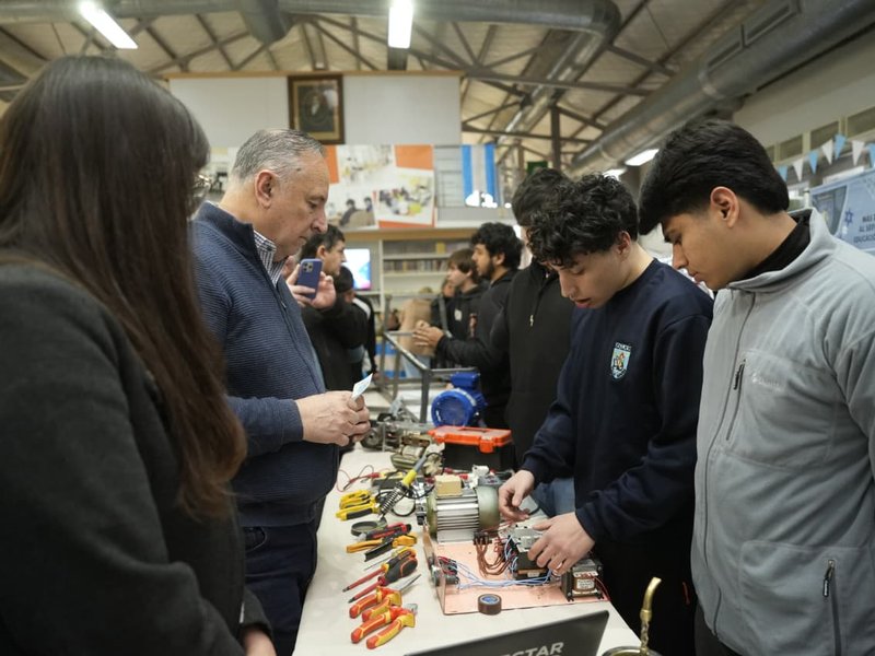 El intendente Accastello participó de la primera feria de ciencias local