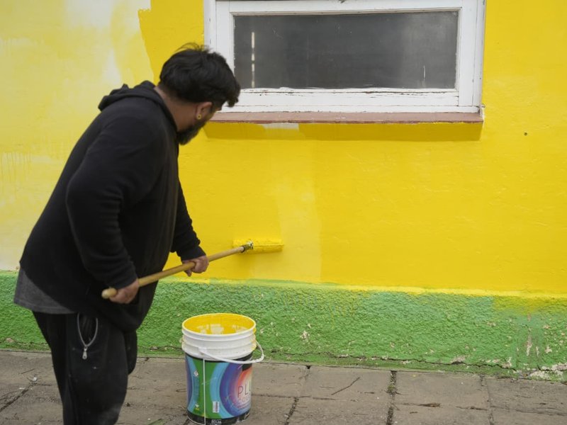 El municipio lleva adelante tareas de pintura en la Escuela Primaria Nicolás Avellaneda