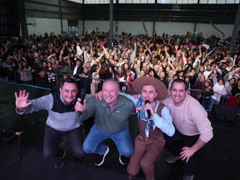 Paquito Ocaño cerró la gran peña folklórica por el Día de la Independencia en un Salón Bomarraca colmado