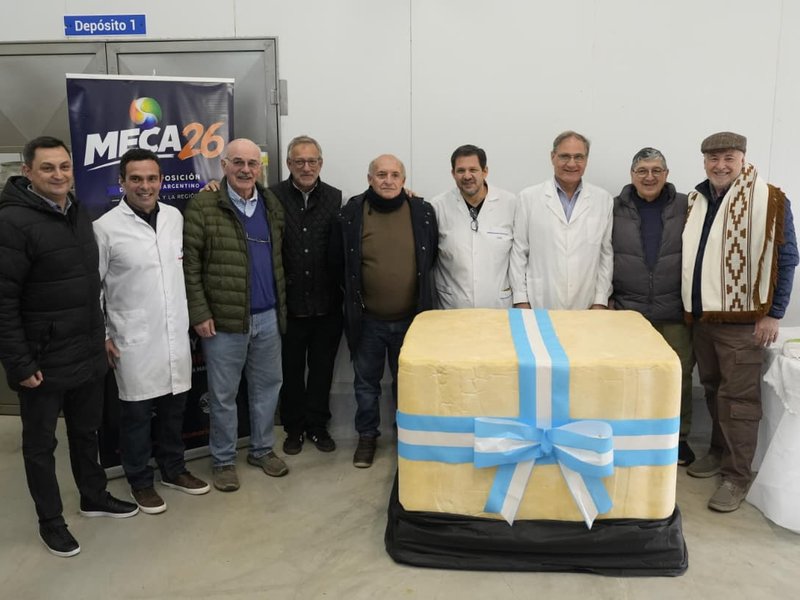 El intendente Accastello acompañó la presentación del “Queso gigante solidario” que será uno de los atractivos de la MECA 2026