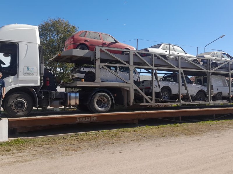 Más seguridad y cuidado ambiental: el municipio compacta 80 automóviles y 10 motocicletas abandonados en la vía pública