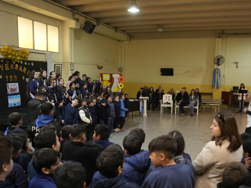 Parque Norte: Accastello participó del 155° aniversario de la escuela Agustín Álvarez y entregó tres calefactores para la institución
