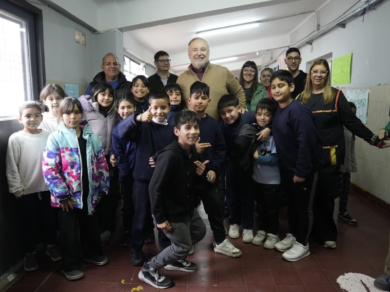 El intendente Accastello y miembros del ejecutivo visitaron a vecinos e instituciones del barrio Carlos Pellegrini