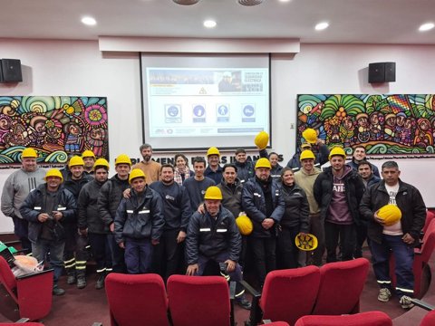 El municipio entregó elementos de protección personal y capacitó a trabajadores del área de electricidad