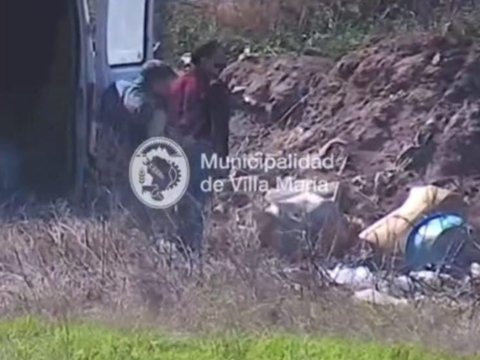 El municipio infraccionó a un vehículo que arrojó basura en la vía pública