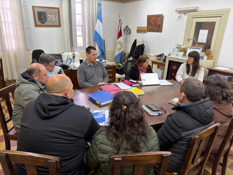 Municipio, provincia y comunidad educativa avanzan en la construcción de dos nuevas baterías de baños en el IPET Nº 49