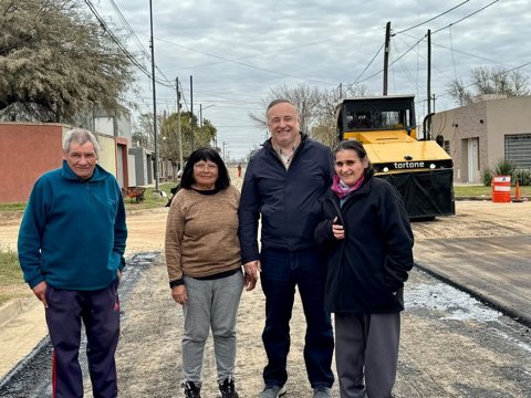 Accastello supervisó el avance de la pavimentación en el barrio Roque Sáenz Peña
