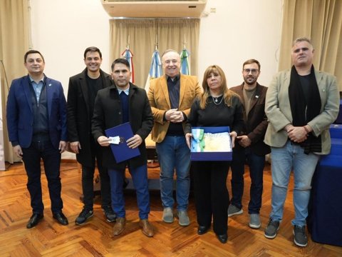 El municipio realizó una nueva entrega de banderas de Villa María a más de 30 instituciones