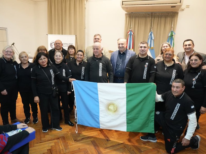 El municipio entregó banderas de Villa María a 30 instituciones de la ciudad