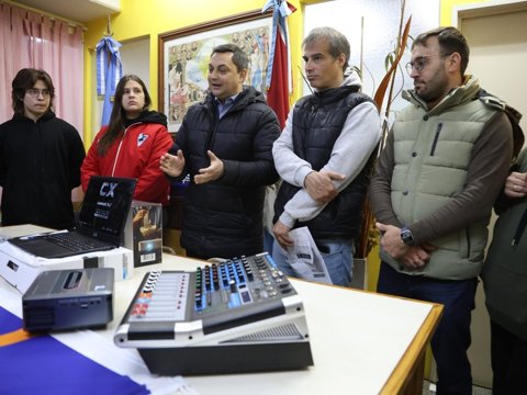 VM Piensa y Propone: el municipio entregó equipamiento a la Escuela Abraham Juarez