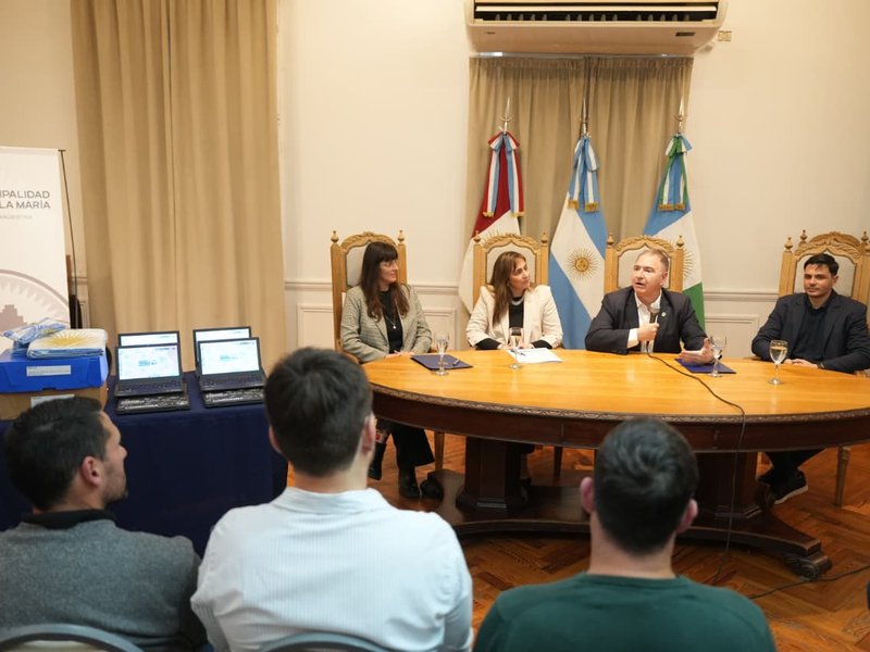 Escuelas de Villa María y el departamento recibieron equipamiento para fortalecer la enseñanza de inglés y tecnología