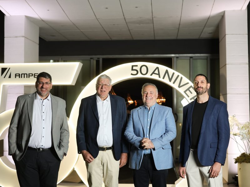Por sus 50 años, Accastello reconoció la trayectoria de la empresa villamariense AMPER S.A.