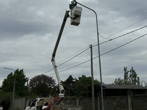 Barrio Villa del Sur incorporó nuevas columnas y luminarias led en calle Marcelino Cuello