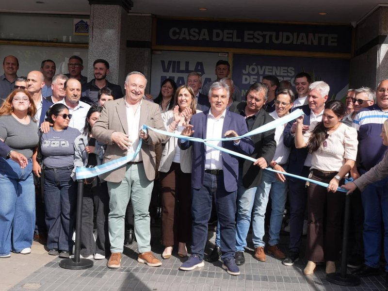 Accastello y Llaryora inauguraron la Casa del Estudiante para jóvenes de la región