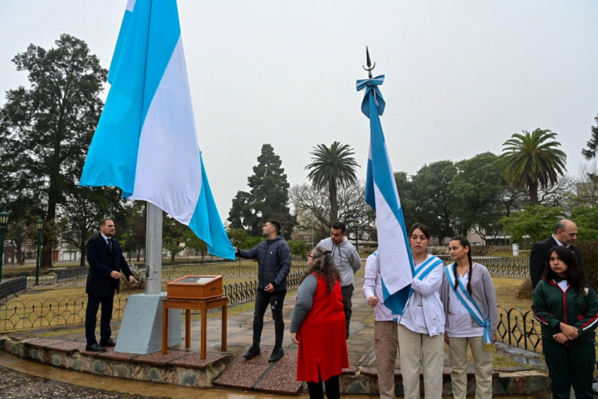 Villa María: En el 207° aniversario de la Independencia, alumnos del Programa de Terminalidad Educativa izaron la bandera en Plaza San Martín