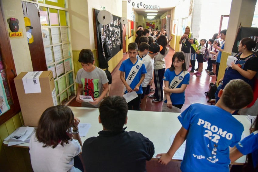 Villa María: Chicos y chicas de la ciudad ya votan por el nuevo intendente y vice de los Niños