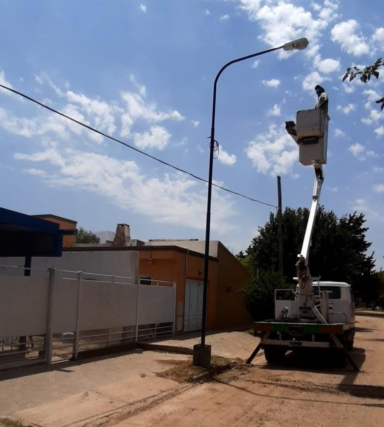 Villa María: El municipio sumó columnas de luminarias en barrio Vista Verde
