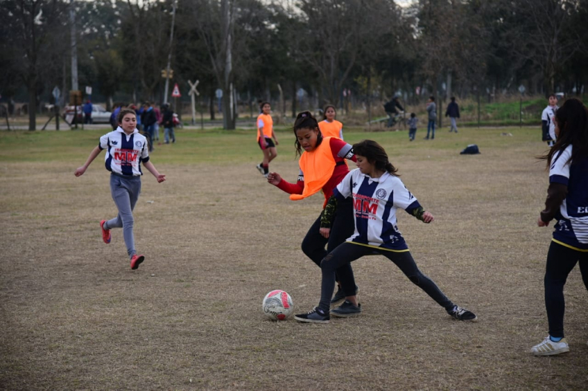 Villa María: Fútbol y bochas: los deportes que eligen las chicas y chicos del Centro Nuevas Oportunidades para practicar en las tardes