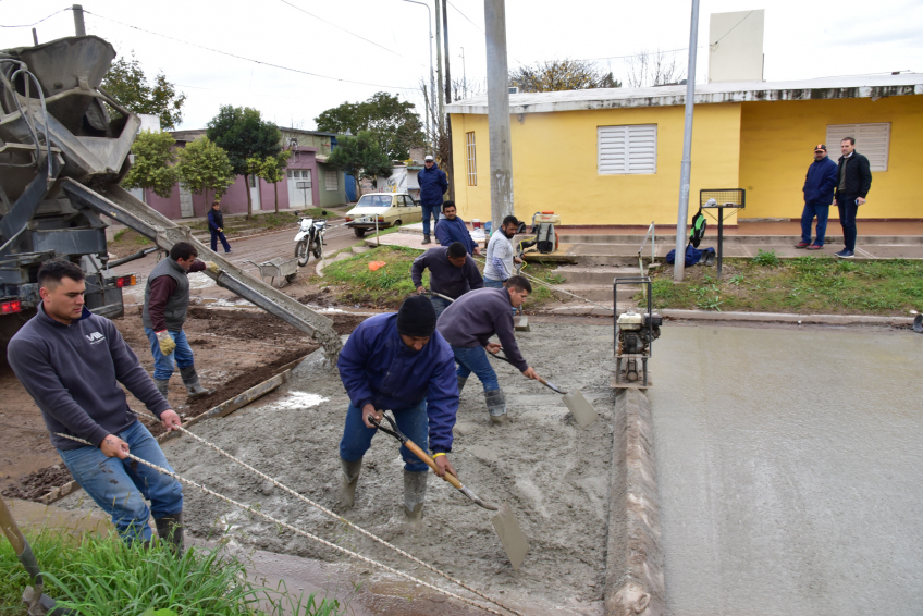 Villa María: La pavimentación de calle Paraguay ya se encuentra en su sexta cuadra