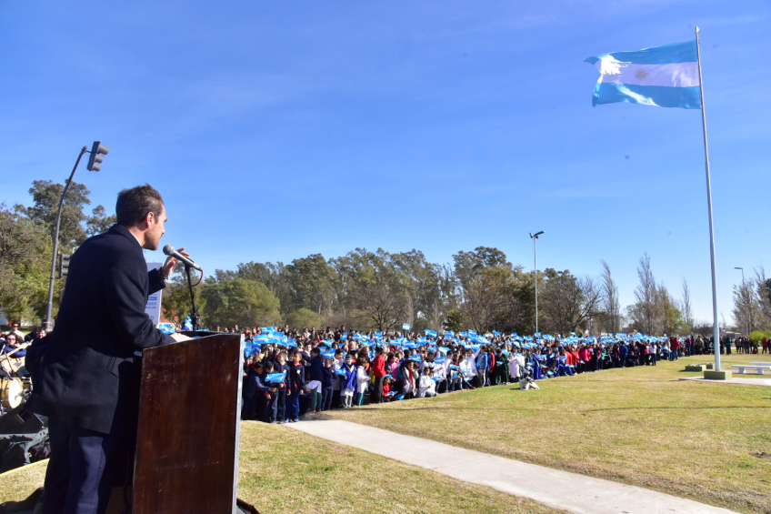 Villa María: Gill tomó la promesa a la bandera a cientos de niños y niñas: “Es comprometernos a ser mejores ciudadanos todos los días”