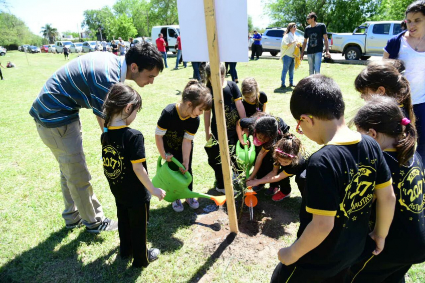 Villa María: Los niños del jardín Antonio Sobral plantaron 17 algarrobos en barrio Barrancas del Río para concientizar sobre el cuidado del ambiente