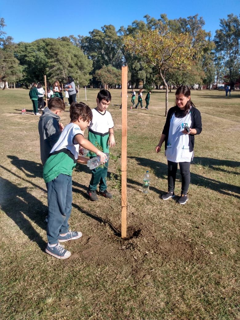 Villa María: Alumnos de sexto grado del Instituto Mariano Moreno plantaron especies nativas en el centenario del establecimiento educativo