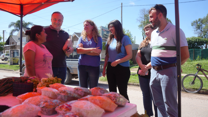Villa María: Accastello recorrió junto a vecinos el Mercado de Abaratamiento, que ofrece alimentos de calidad a precios accesibles