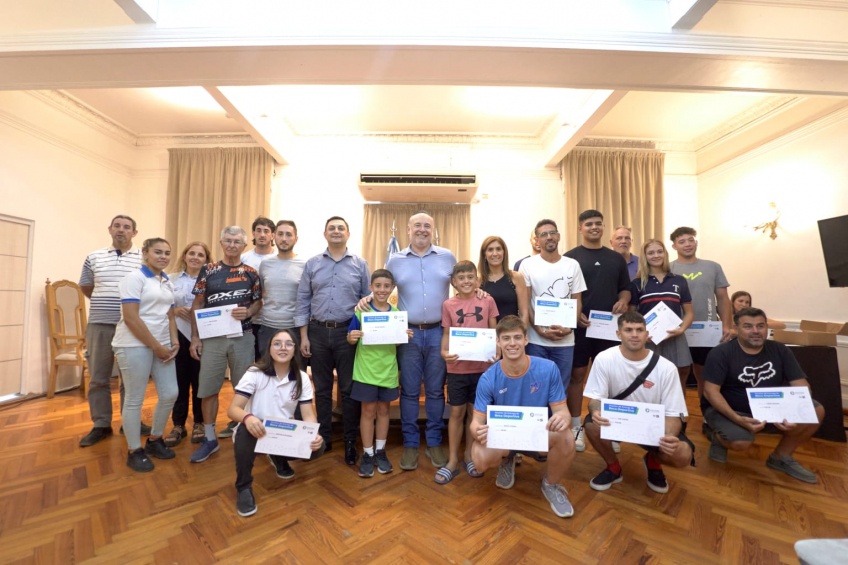 Villa María: El Municipio entregó aportes a 25 deportistas locales